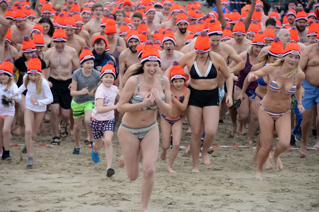 ../Images/Nieuwjaarsduik Noordwijk 2020 040.jpg